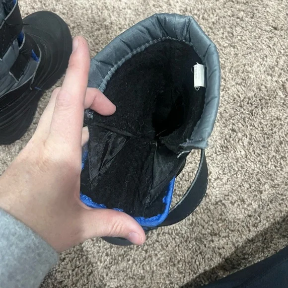 Toddler size 9 snow boots - Picture 8 of 8